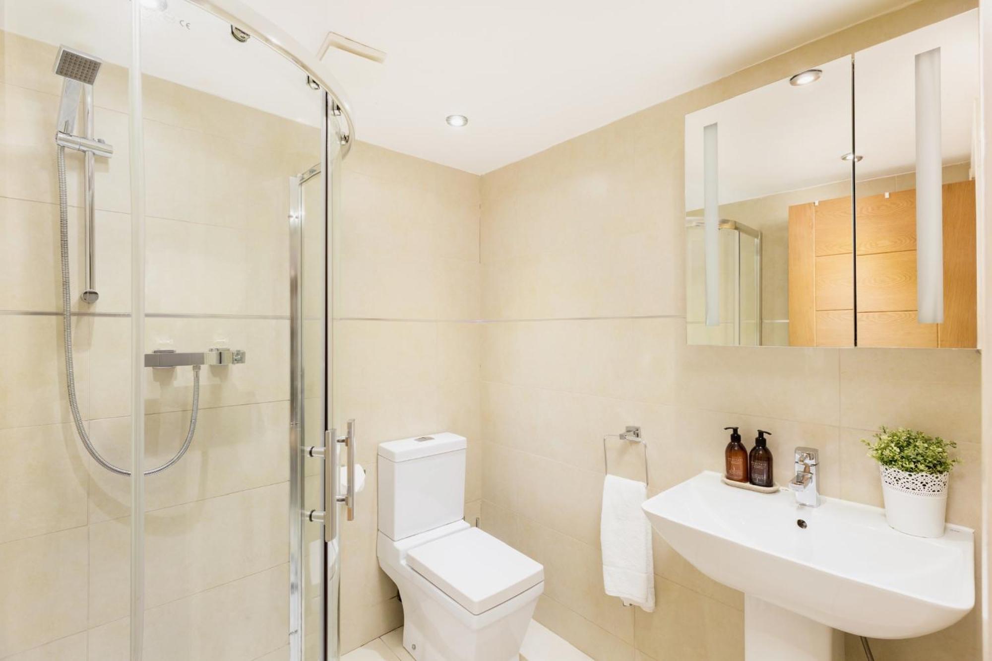 High End Luxury Townhouse In Jq, 4 Bedrooms, Flat Screen Tv In All Rooms, Free Parking, Near Birmingham City Centre Deposit Required Eksteriør billede